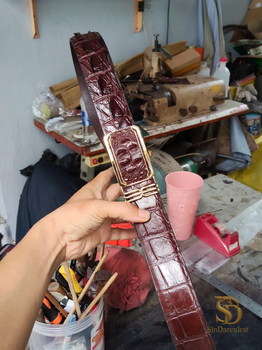 Thắt lưng da cá sấu trong không gian bàn chế tác